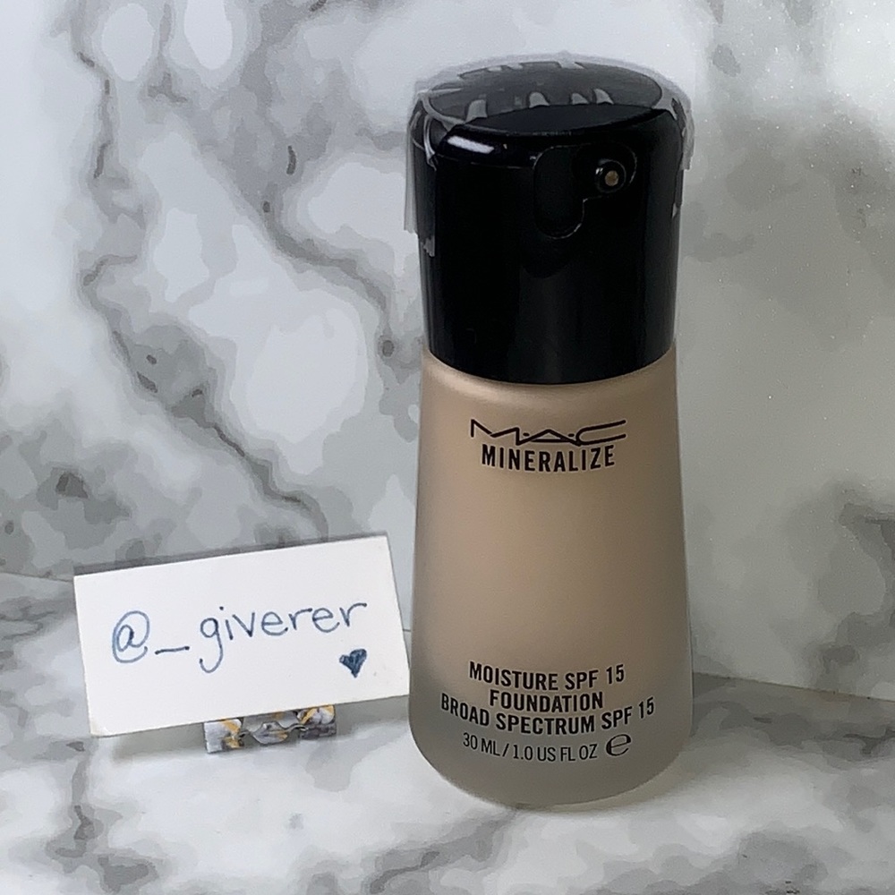 NC15 MINERALIZE MOISTURE FOUNDATION MAC Cosmetics